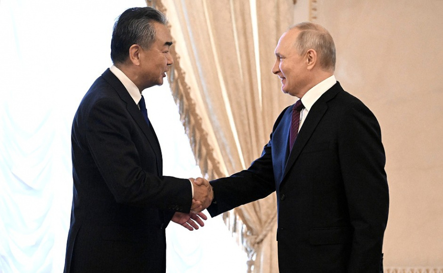 Китайский след рядом с Нагорным Карабахом: Ван И встречался с Путиным в Петербурге неспроста
