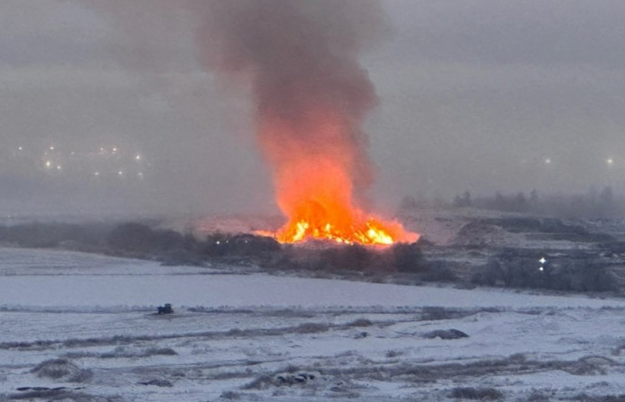 Летят самолеты и щепа горит: снова полыхает свалка у Пулково. Зарево видно за километры