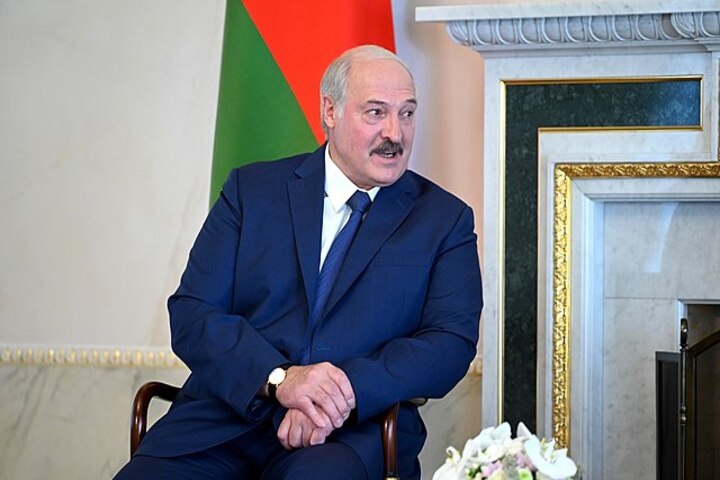Решительный ход Лукашенко. Новая военная доктрина позволяет белорусам поддержать Россию «за ленточкой» 