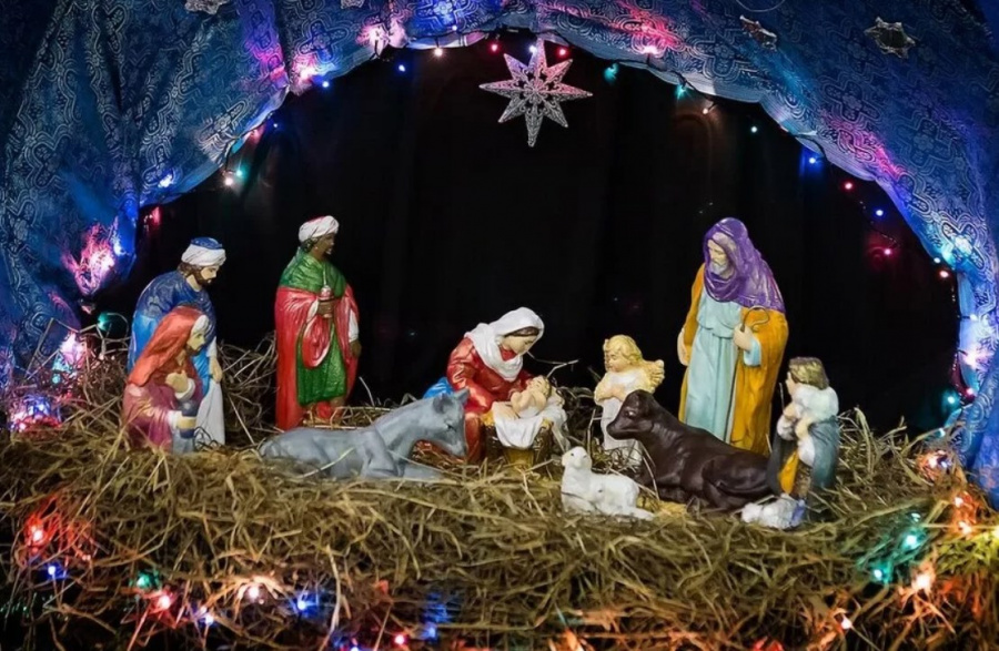 Такое разное Рождество: мишура и распродажи, молитва и надежда