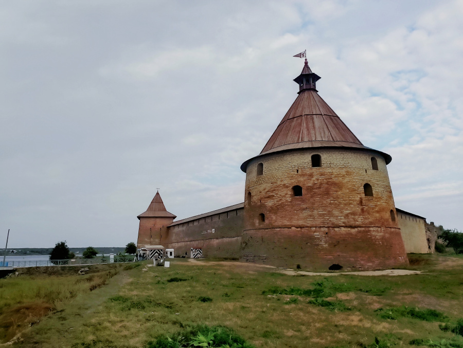 Крепостные башни, декабристские тюрьмы, Ладога: плывем в Шлиссельбург