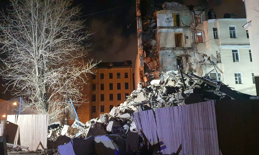 Не завалило камнями – добьют квитанциями: петербуржцев заставляют платить за ремонт их рухнувшего дома