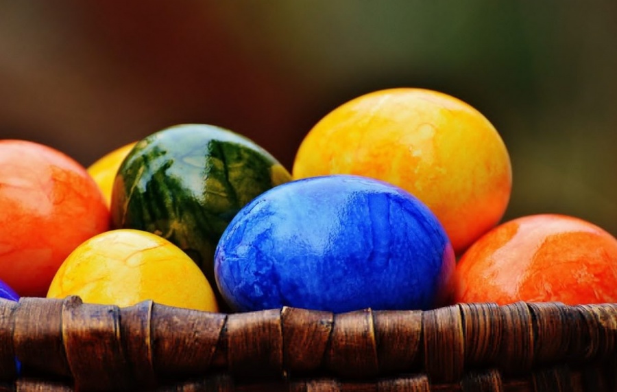 Мраморные, с силуэтом: самые эффектные и простые способы покрасить яйца к Пасхе