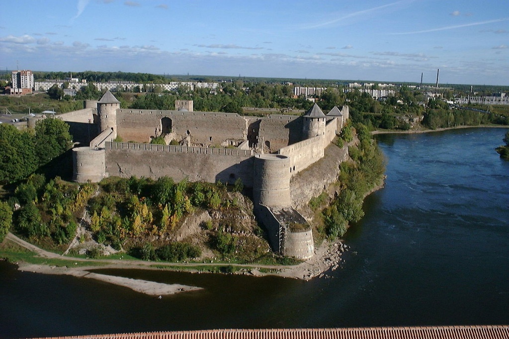 Ivangorod_castle_viewn_from_Narva_castle.jpg