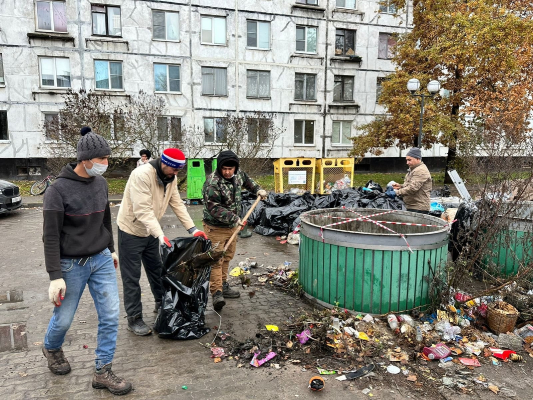 Мешочная проблема: после жалоб жителей в Кингисеппе принялись убирать мусор с улиц