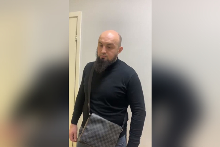 «Я хозяин дома!»: напавший на мужчину с младенцем бородач из Бугров свалил все на шлагбаум