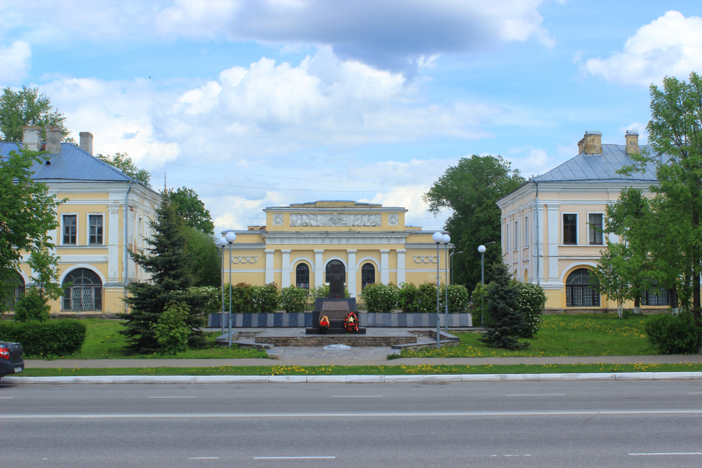 памятник советским воинам и Кингисеппский колледж технологии и сервиса