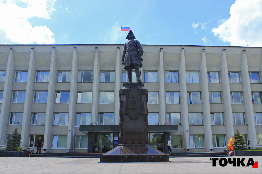 памятник Петру I на фоне здания администрации