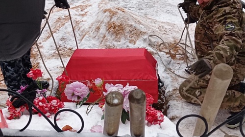 Церемония захоронения останков 16 бойцов советской армии прошла в Лужском районе | ИА Точка Ньюс