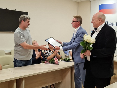 Кингисеппских врачей наградили после работы в Енакиево | ИА Точка Ньюс
