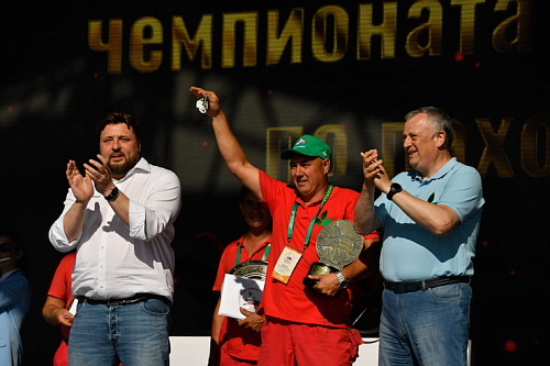 Чемпион России по пахоте получил ключи от авто из рук губернатора Ленобласти | ИА Точка Ньюс