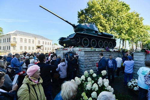 Замминистра обороны Булгаков открыл памятник Т-34 в Ивангороде | ИА Точка Ньюс