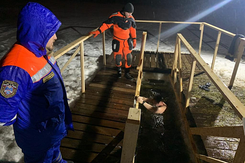 Крещенские купания в Ленобласти прошли под наблюдением более 320 спасателей | ИА Точка Ньюс