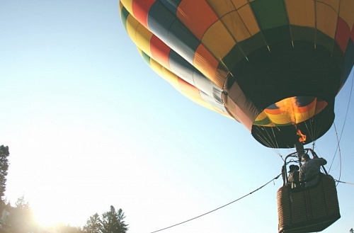 «Надоели»: воздушный шар приземлился на частный дом в Ленобласти | ИА Точка Ньюс