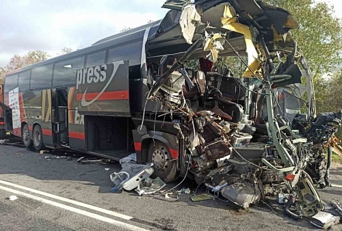 Под Кингисеппом в столкновении автобуса с грузовиком погиб человек | ИА Точка Ньюс