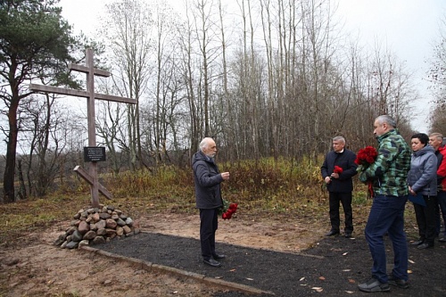 Памятный знак установили на месте захоронения жертв политических репрессий под Волховом | ИА Точка Ньюс