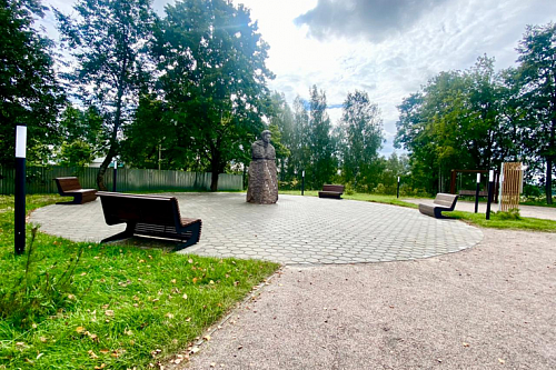 Новое пространство благоустроили в Толмачево возле памятника революционеру | ИА Точка Ньюс