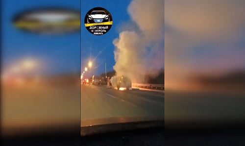 Автомобиль полностью выгорел на «Нарве» под Кингисеппом | ИА Точка Ньюс
