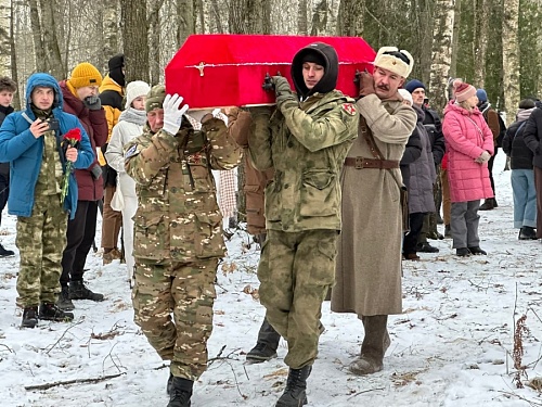 Останки 145 красноармейцев захоронили под Кировском в День Неизвестного солдата | ИА Точка Ньюс