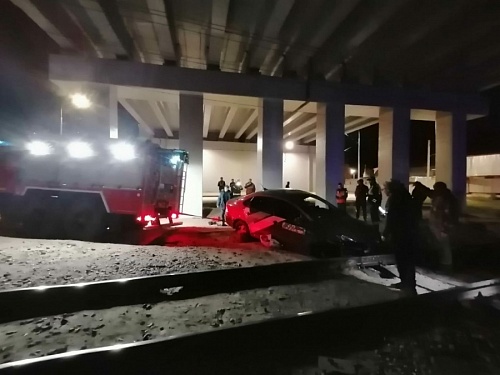Пожарные буксировали каршеринг, который заблокировал поезд под Всеволожском | ИА Точка Ньюс