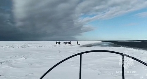 Оторвались на льдине: десятерых рыбаков спасли в Финском заливе под Выборгом | ИА Точка Ньюс