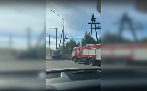 Пожарные в считанные минуты потушили полыхающий грузовик в Сосновом Бору | ИА Точка Ньюс