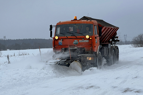 Уборкой дорог Ленобласти от снега занимаются до 1,4 тыс. единиц техники ежедневно | ИА Точка Ньюс