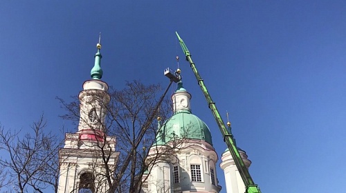 Аккурат к Пасхе: трехметровый крест вернули на купол Екатерининского собора в Кингисеппе | ИА Точка Ньюс