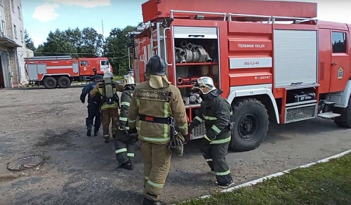 Комплексные учения по тушению пожаров начали проводить спасатели в Ленобласти | ИА Точка Ньюс
