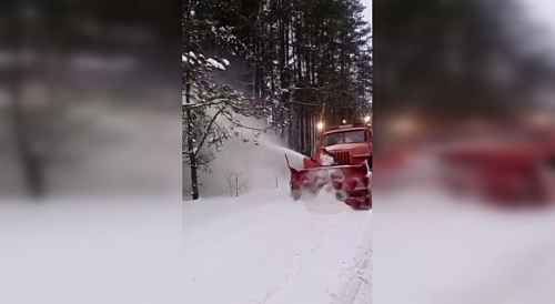 Авиационные роторы начали убирать заваленные снегом дороги Ленобласти | ИА Точка Ньюс
