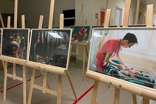 Фотопроект ко Дню недоношенных детей открыли в перинатальном центре в Гатчине | ИА Точка Ньюс