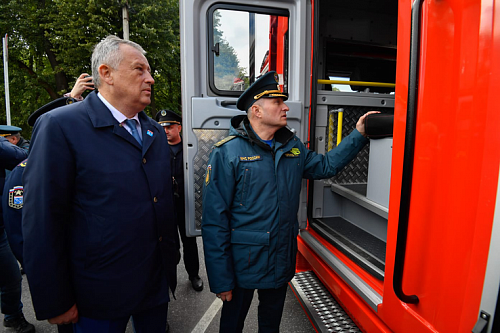Ключи от 16 новых пожарных машин вручили спасателям Ленобласти | ИА Точка Ньюс