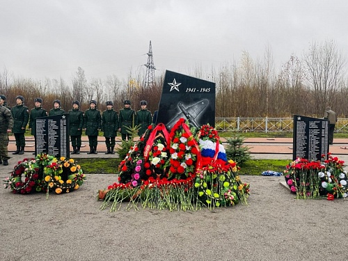 Памятник военным летчикам открыли на месте захоронений под Всеволожском | ИА Точка Ньюс