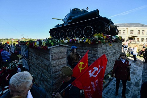 Смысл надписи «временно» на танке Т-34 в Ивангороде объяснили в Минобороны РФ | ИА Точка Ньюс