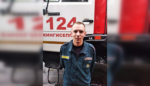 Пожарный в Ивангороде вытащил из воды уносимого течением ребенка | ИА Точка Ньюс