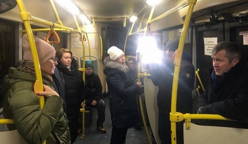 Пассажирам автобуса «Сланцы – Кингисепп» разъяснили, как допустимо ездить стоя | ИА Точка Ньюс