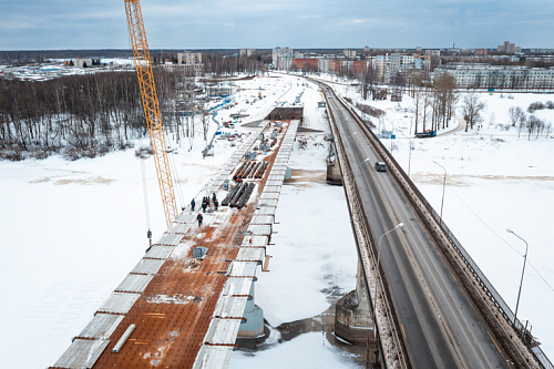 Рабочие начали обустраивать проезжую часть на мосту через Волхов в Киришах | ИА Точка Ньюс