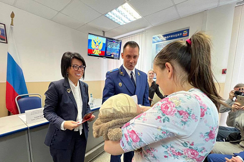 Беженцы Донбасса получили 40 паспортов РФ в Тихвинском районе | ИА Точка Ньюс