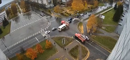 «Камикадзе, что ли?»: тихвинцы недоумевают, как автобус врезался в пожарную машину  | ИА Точка Ньюс
