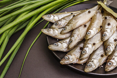 Из сезонной рыбки в бренд Ленобласти: как правильно выбрать и приготовить корюшку  | ИА Точка Ньюс