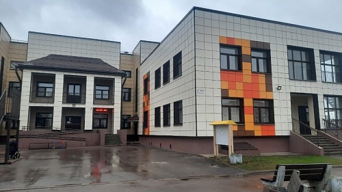 Ремонт детсада № 40 с осыпавшимся фасадом в Гатчине завершили | ИА Точка Ньюс