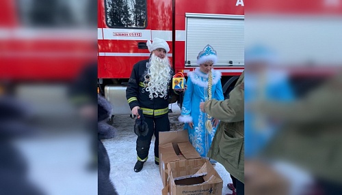 Пожарный Дед Мороз подарил беженцам из Донбасса в Тихвине новогодние подарки | ИА Точка Ньюс