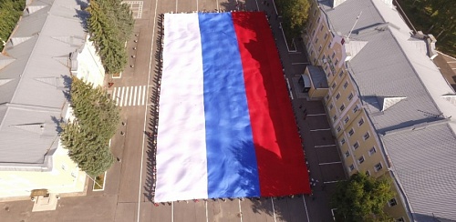 Флаг России площадью 2,4 тыс. «квадратов» развернули на плацу МЧС в Ленобласти | ИА Точка Ньюс