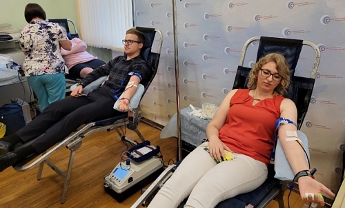 Чиновники Ленобласти сдали 12 литров крови в День донора | ИА Точка Ньюс