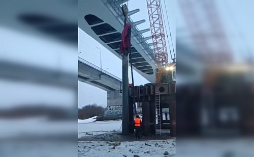 Вибропогружатель начал доставать сваи со дна Волхова в Киришах, где строят мост | ИА Точка Ньюс