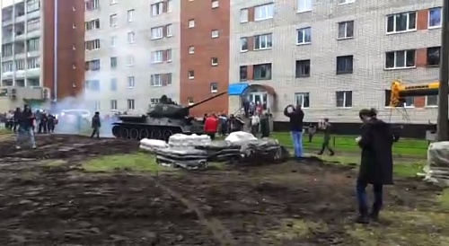 Танк Т-34 своим ходом доехал до будущего постамента в Ивангороде | ИА Точка Ньюс