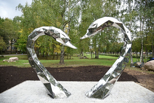 Червивое сердце: новая скульптурная композиция в Сосновом Бору расстроила жителей | ИА Точка Ньюс