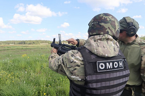 Учения бойцов транспортного ОМОН прошли на полигоне в Ленобласти | ИА Точка Ньюс